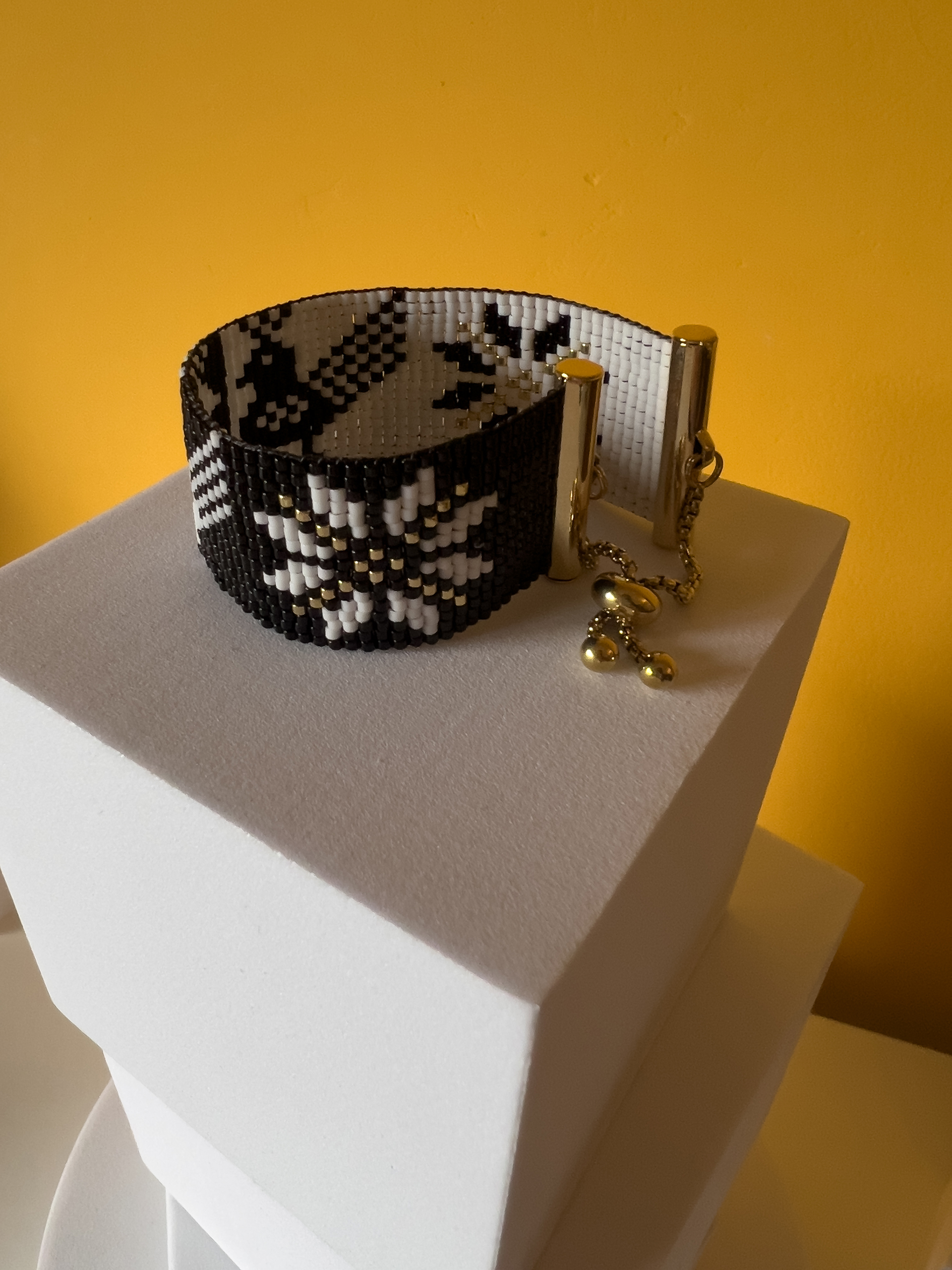 Bracciale pavoncella bianco e nero - immagine 4
