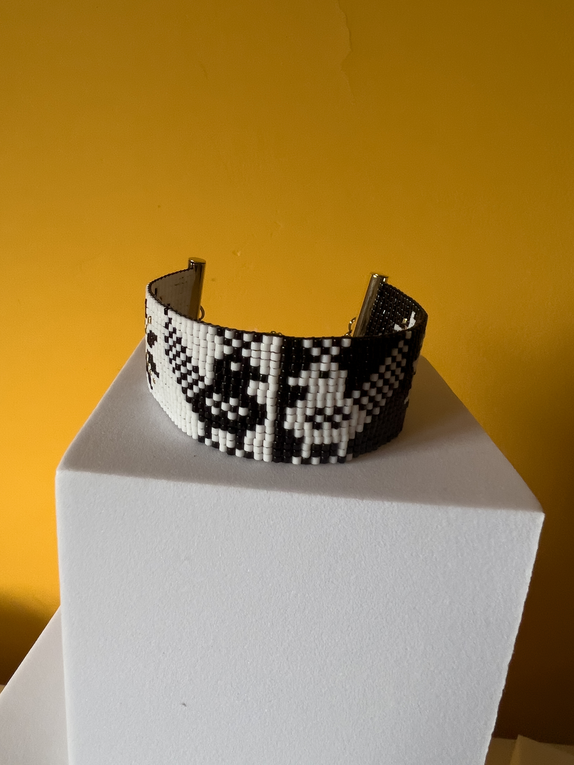 Bracciale pavoncella bianco e nero - immagine 5