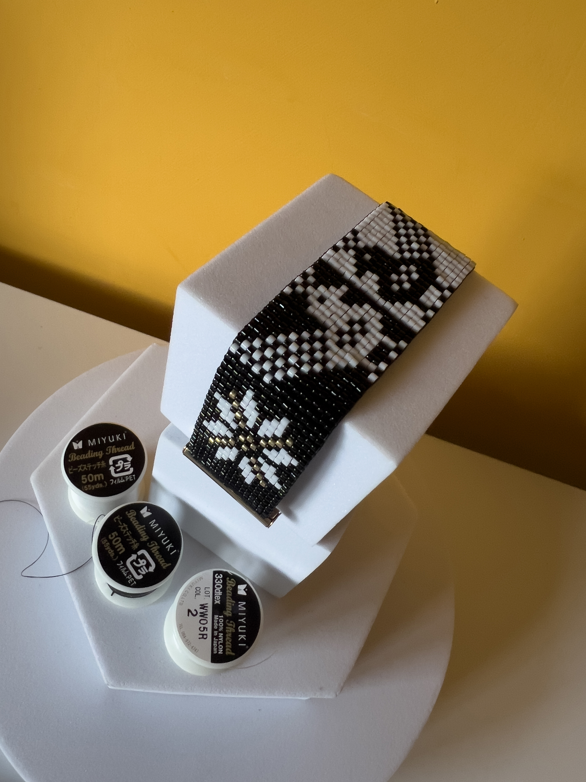 Bracciale pavoncella bianco e nero - immagine 2