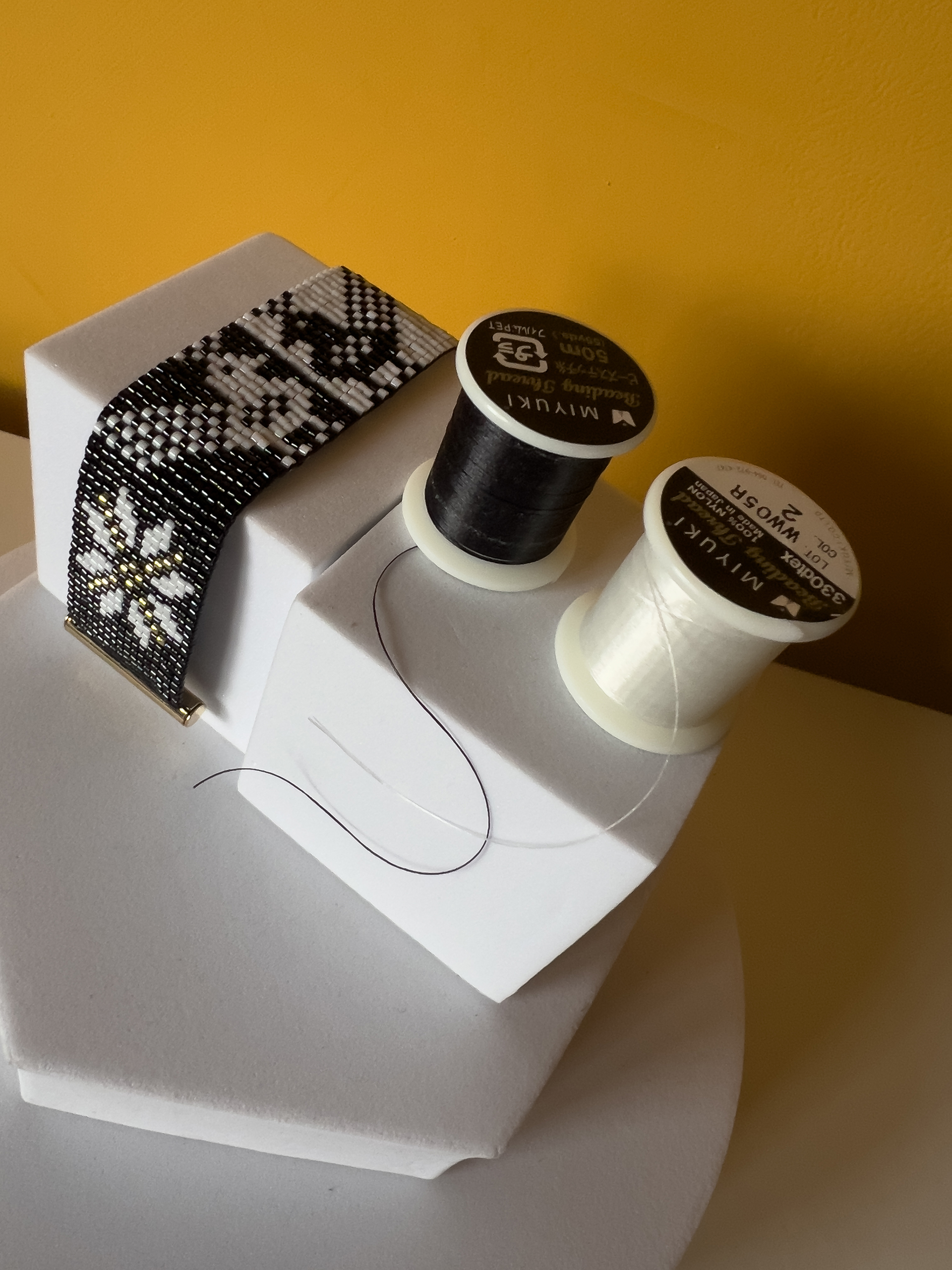 Bracciale pavoncella bianco e nero - immagine 3